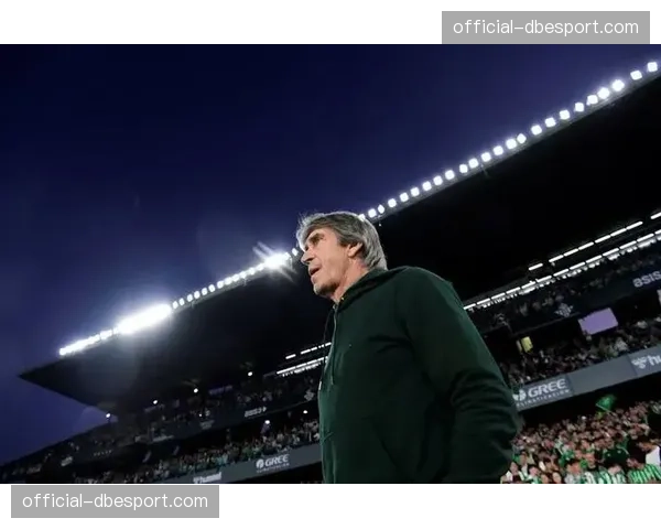 场边镜头：贝蒂斯主帅佩莱格里尼因球员一次冒险直塞未成，激动摊手