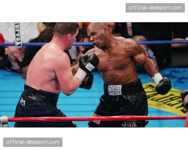 感人瞬间：拳手在获胜后举起已故教练的照片告慰恩师