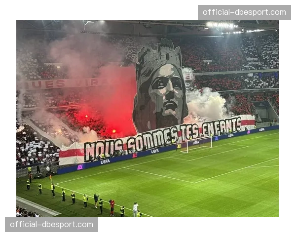 贝蒂斯主场球迷用巨型Tifo致敬即将退役的老将华金 贝蒂斯主场球迷用巨型Tifo致敬即将退役的老将华金